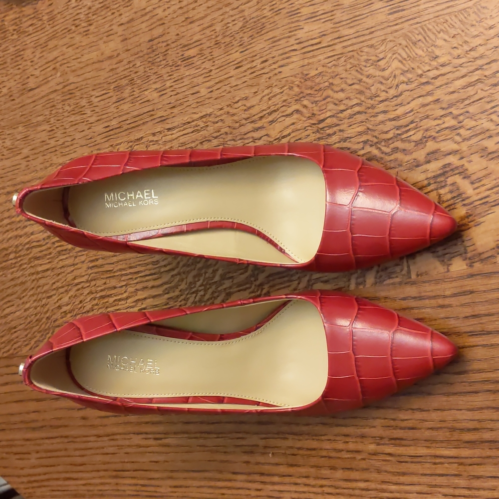 NIB Michael Kors Red alligator print pumps 6.5